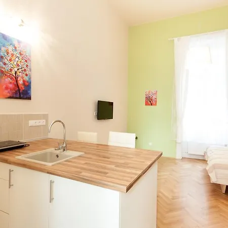 Midtown Apartment *